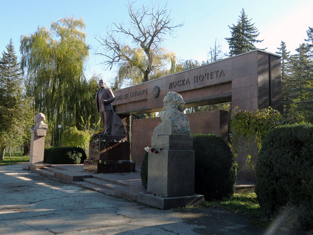 File:Monumentul a lui V.Lenin, Lipcani, r-n Briceni, Republica Moldova V.Lenin  Monument, Lipcani, Briceni District, Republic of Moldova (50334790638).jpg  - Wikipedia